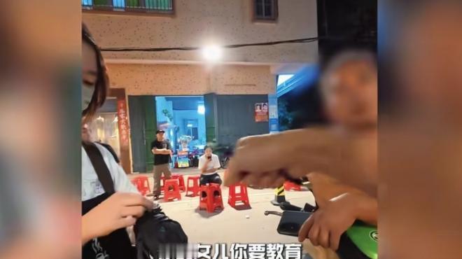 高考落幕本该是放松休整的节点，一名十八岁女生却选择踏入社会打工历练。
 
她凭借