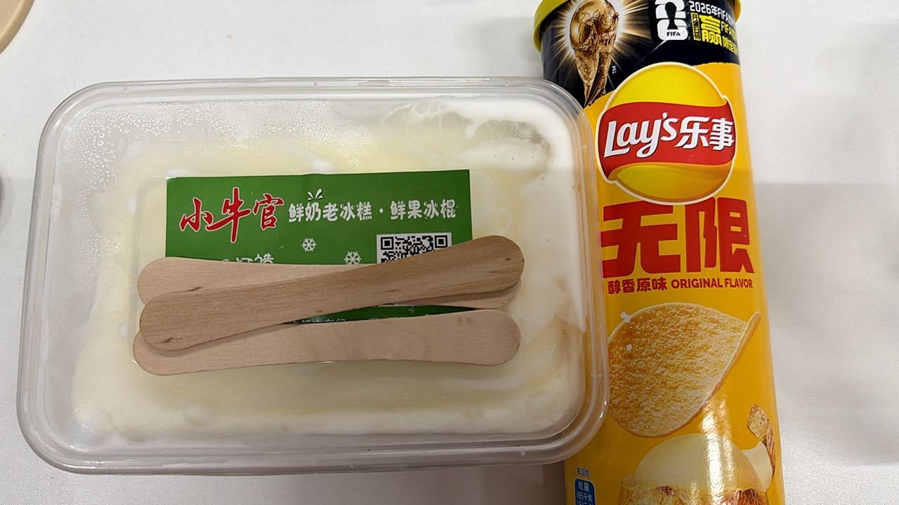 有人和我一样喜欢这种搭配吗真的超级好吃（换成柠檬味薯片更好吃！） 