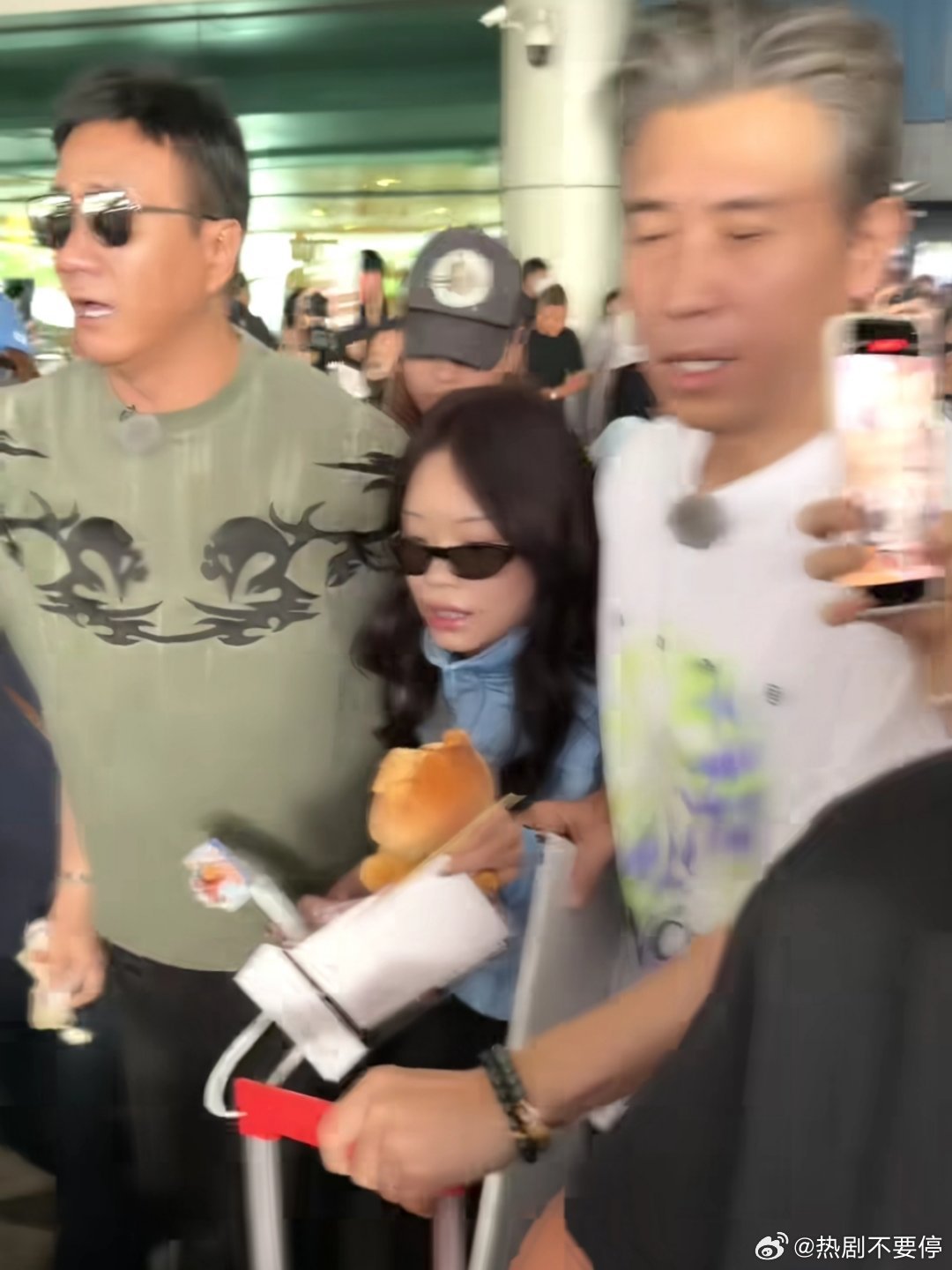这谁家小孩 哈哈哈哈哈胡军和李乃文在旁边跟两座大山一样架着万妮达李乃文胡军接万妮