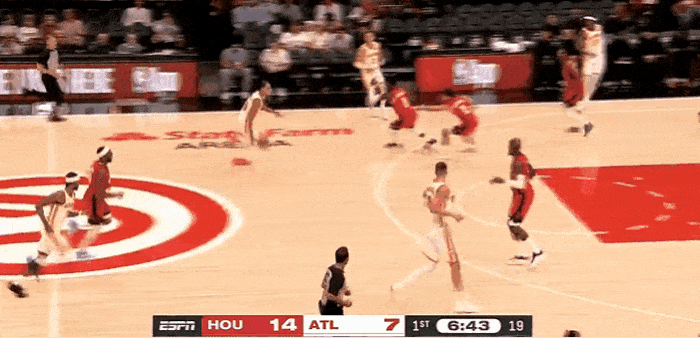 力劈华山！里萨谢上演今日五佳球！
在今天NBA季前赛老鹰对阵火箭的第一节比赛中，