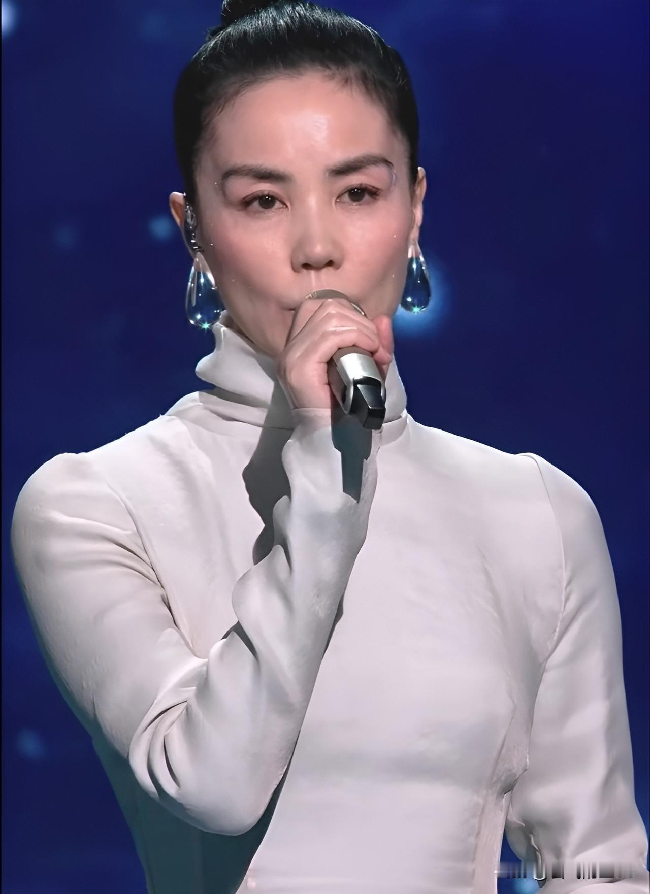 王菲的妆容，又被吐槽了，很多人在说，是谁给天后画的眉毛，这眉形也太奇怪了！