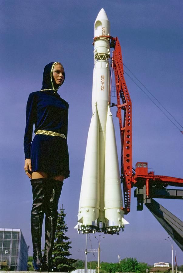 1969年，苏联模特Galina Milovskaya站在莫斯科全苏国民经济成就