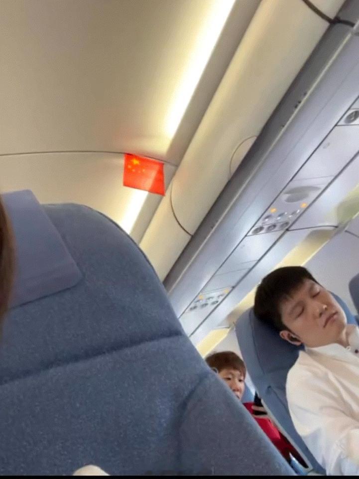 #全红婵偷拍樊振东睡觉# 嘿，瞧瞧全红婵这小机灵鬼，最近竟然偷偷把咱们国乒“小巨