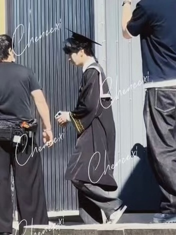 想哭😭 严浩翔学士服路透