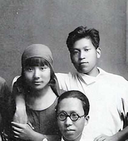 蒋经国在莫斯科留学，和冯玉祥女儿冯弗能谈恋爱，并发生关系，冯弗能是他的初恋。但他