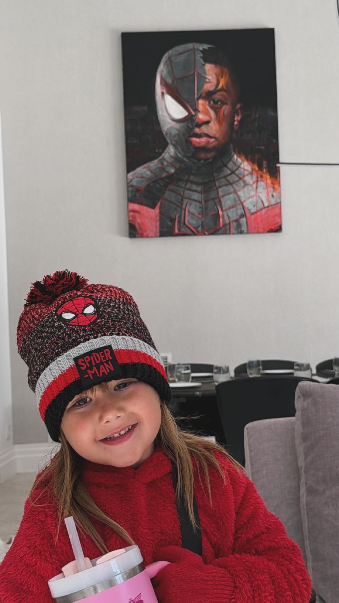 Virginia女儿和墙壁上的蜘蛛侠威尼修斯。halamadrid