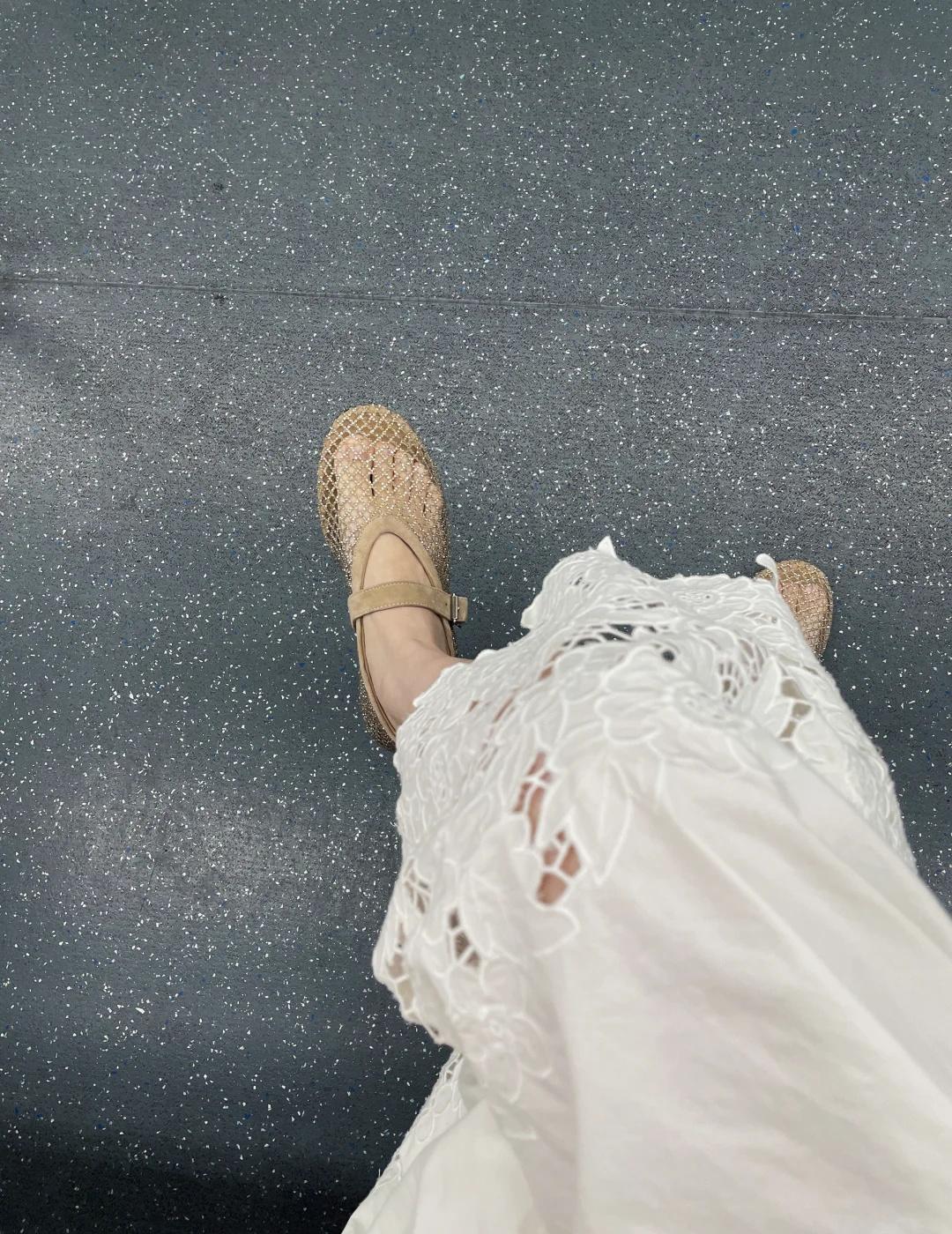 仙女鞋
这个鞋铺满了钻，一闪一闪的
第一感觉是灿烂星空，华丽
不知道是不是这个浅
