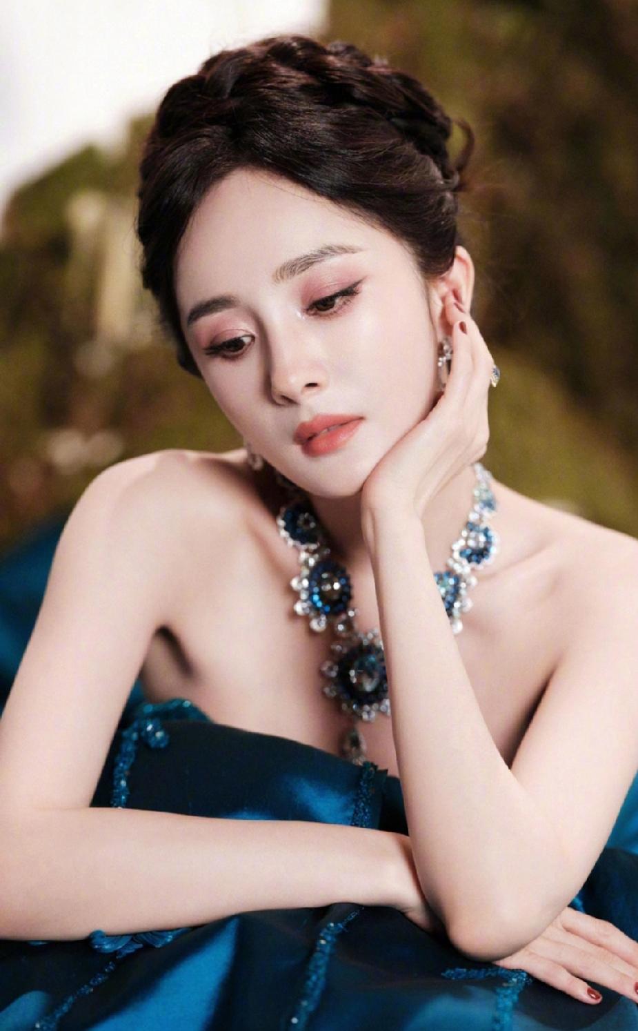 在2025年的红毯上，杨幂化身“蓝孔雀女王”，用一件价值不菲的礼服挑战了时尚界的