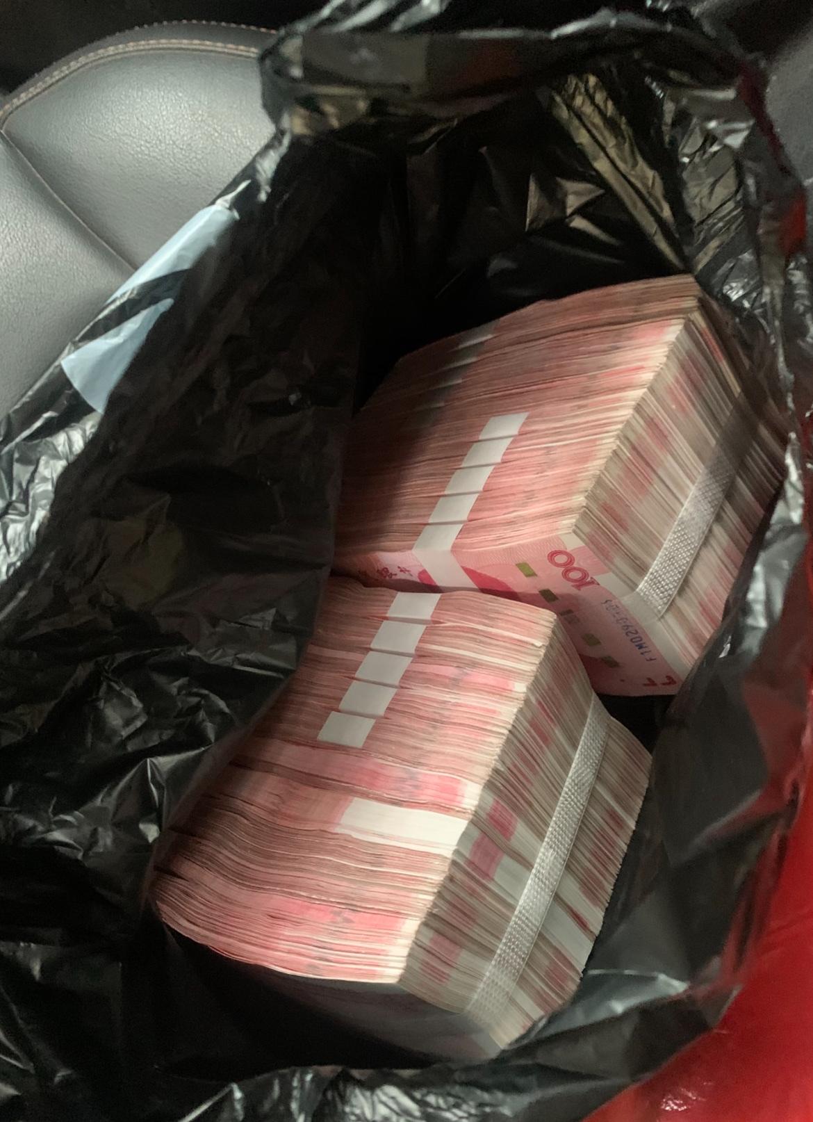 给大家提个醒！普通人家攒下20万存款，听我的千万别跟风买黄金、瞎投资，这20万就