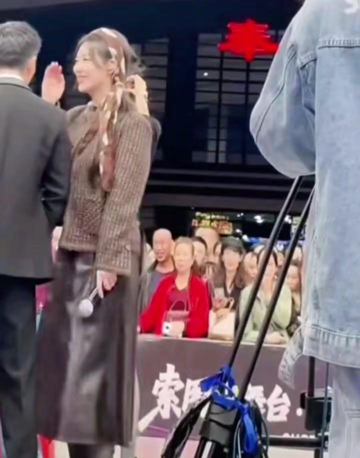 索图杨一歌互动甜度超标啦。嗑到两人对视的瞬间，索图听完杨一歌的悄悄话直接咧嘴笑，