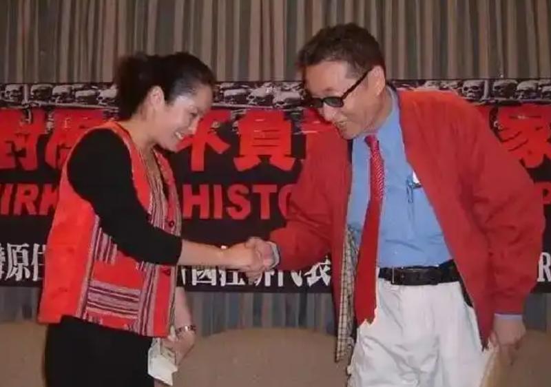 高金素梅是立场鲜明、岛内公认的统派人士，她多次公开申明两岸同属中华民族，认同自己