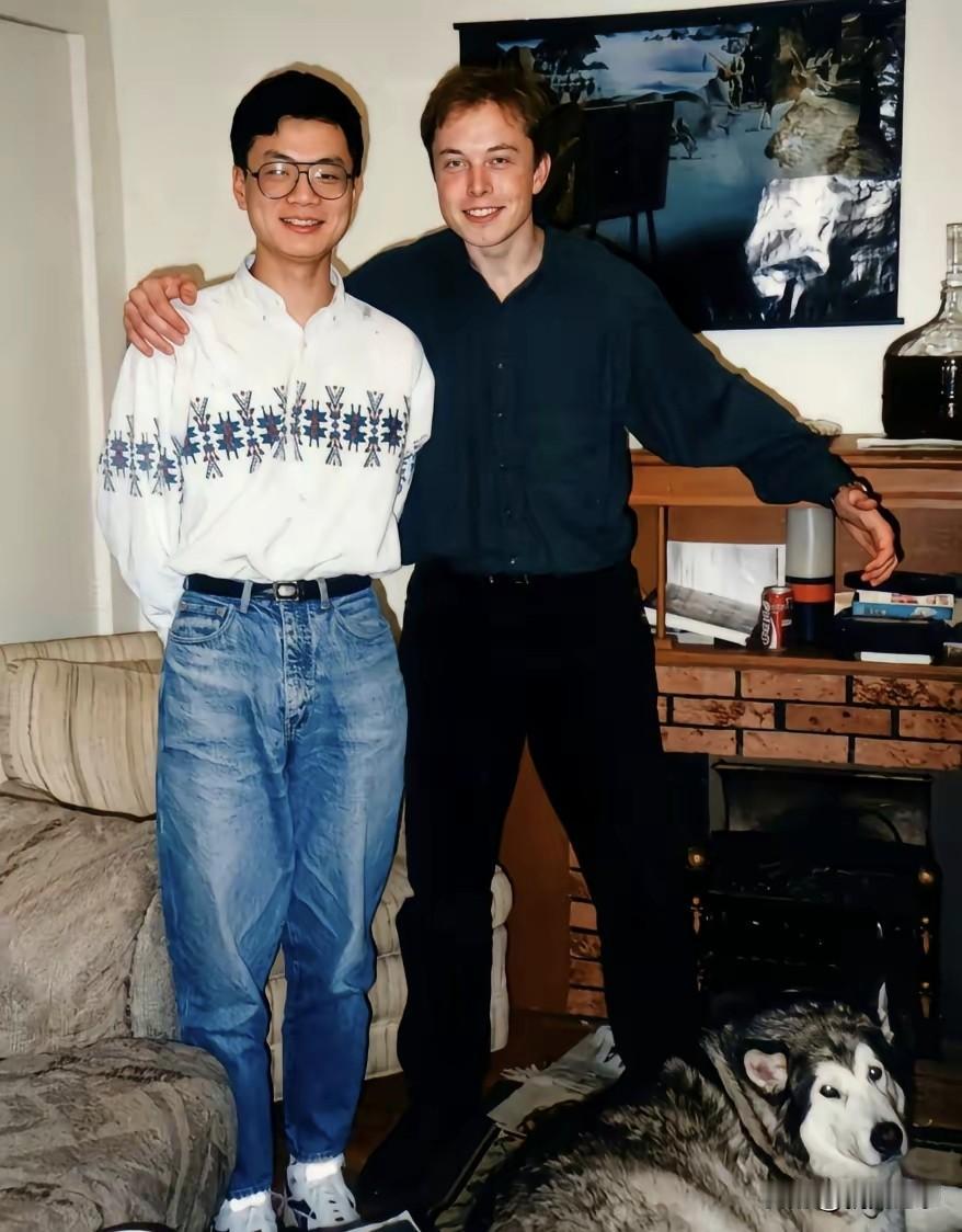 1992年，美国宾夕法尼亚大学宿舍内，21岁的埃隆·马斯克和他的中国同学任宇翔拍