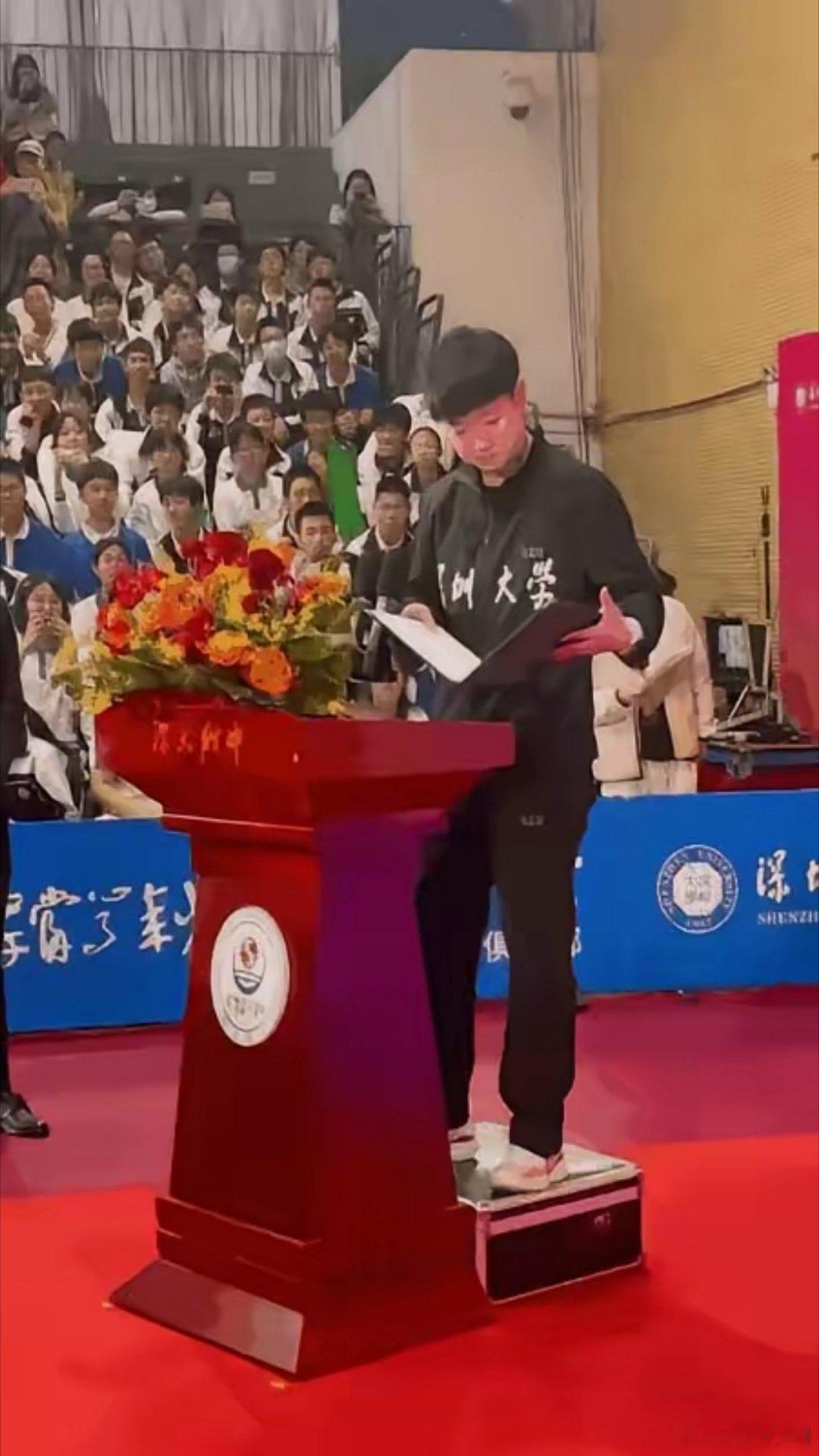 前几天，孙颖莎抵达深圳，回母校深圳大学附中演讲，脚下的临时“增高箱”成亮点！网友