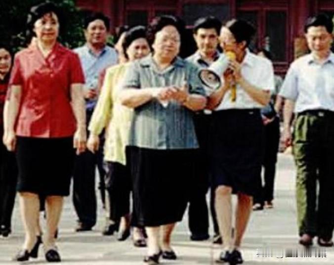 原全国妇联主席、人大副委员长彭珮云视察隆兴寺的老照片。隆兴寺位于河北省正定县，始