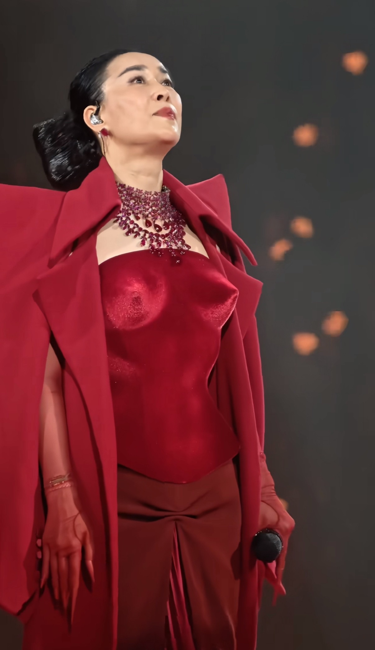 没被那姐的歌声征服，却被她的衣服征服了，我终于理解了什么叫顶尖歌手。 