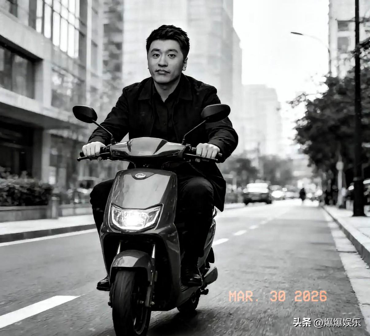 万万想到，家喻户晓的张雪峰至今没考驾照，每天骑电动车上下班，低调到超乎想象。
