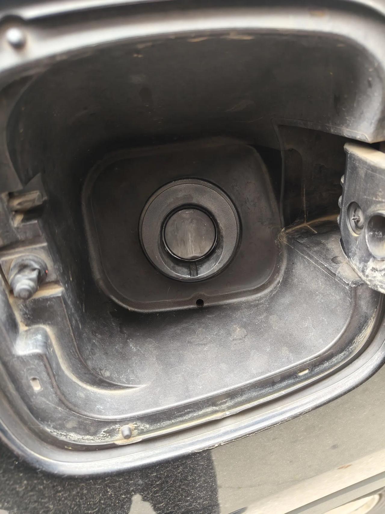 刚刚开车去给小车加油，车刚停稳，工作人员就问我加多少油。我坐在车里回应道：“加2