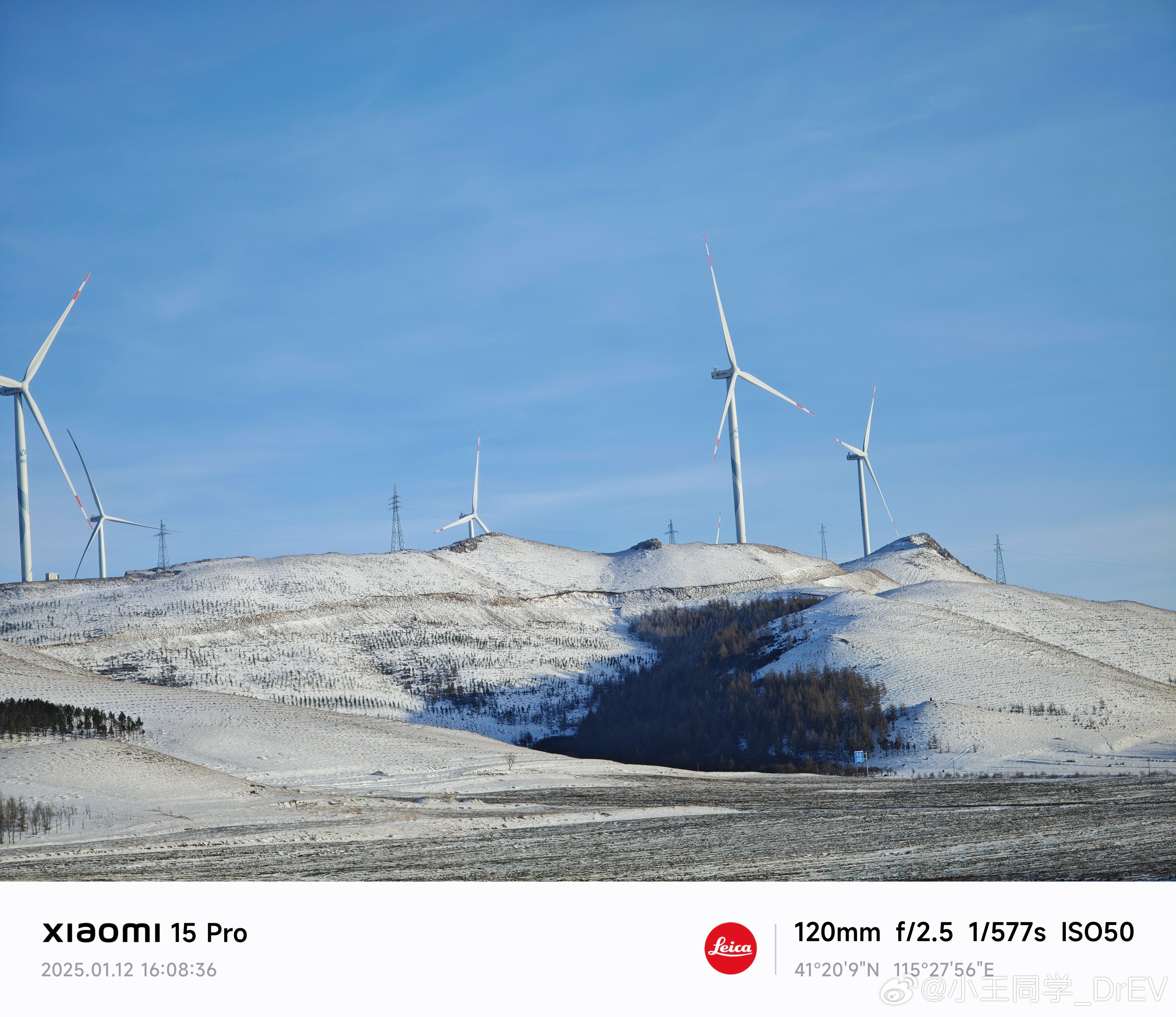 我今天一天像南方人第一次看雪……[淡淡的]哇 这雪好漂亮…哇 这山上雪好白…哇 