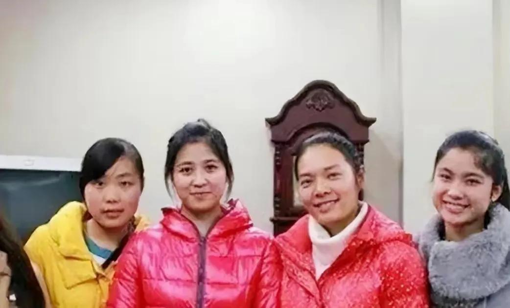 1990年，湖南1个单身汉捡到了个女婴，他含辛茹苦将女婴养大。没想到，女儿十几岁