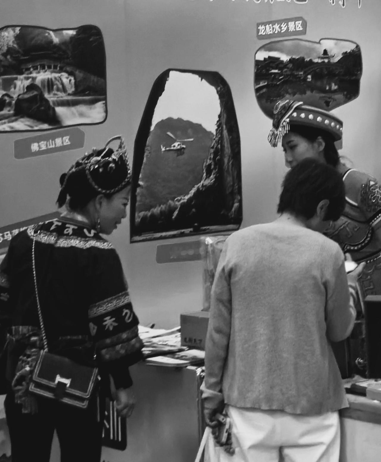 在西安逛会展，偶遇土家族小姐姐，原来腾龙洞能坐直升机，佛宝山的瀑布，水乡的船桨值