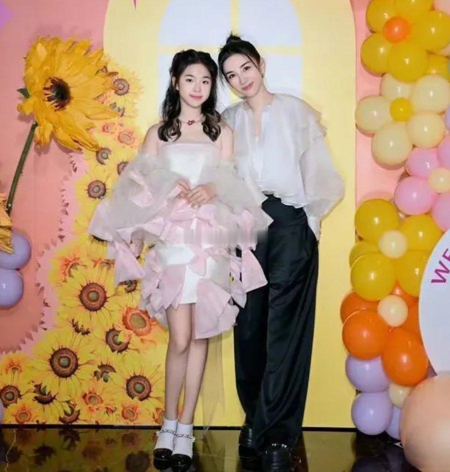 黄奕应该没有整过容吧，她女儿真的漂亮，甚至可以说美过妈妈，不进娱乐圈可惜了。 ​