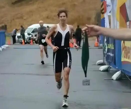 12月21日，一名曾多次为鲨鱼袭击人类辩护女运动员，最终也被鲨鱼拖入水中，遗体在