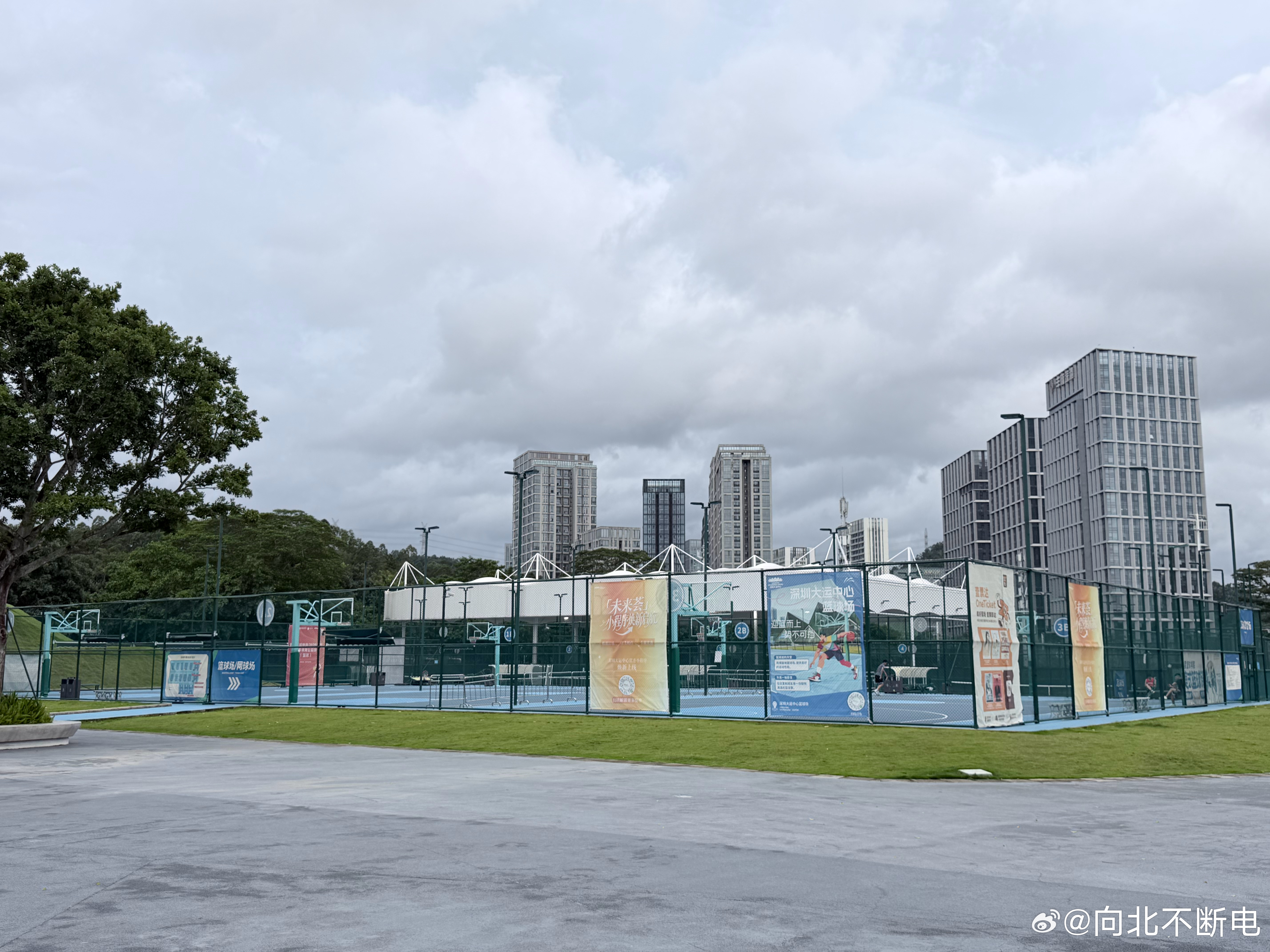 笑死😆七八个大老爷们坐在地上没一个人带球嗷嗷待哺呢有没有在周边的兄弟 赶紧来拯