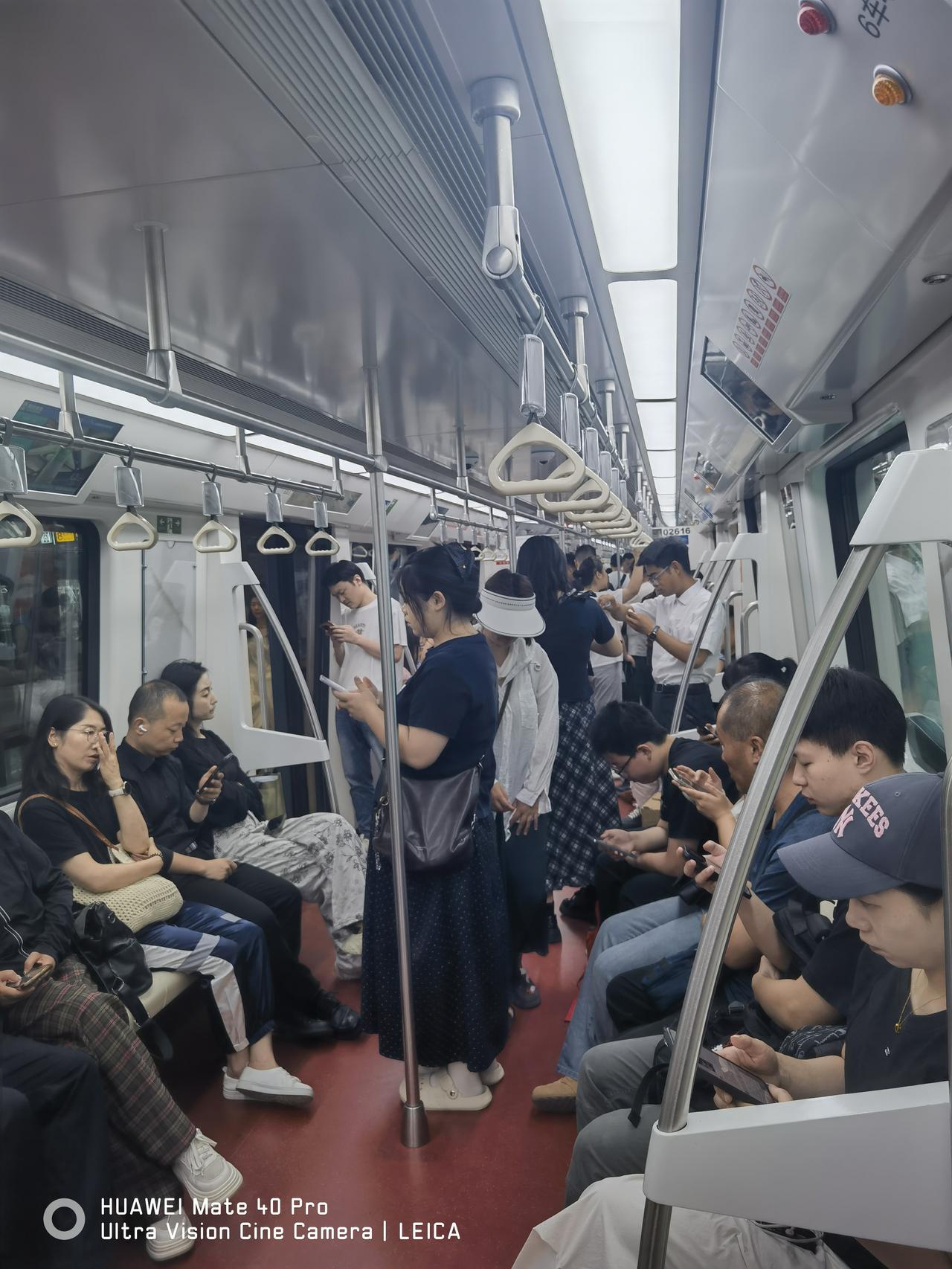 暑期来临，西安地铁2号线客流量在早上9：43分仍居高不下，说明西安旅游之火爆！祝
