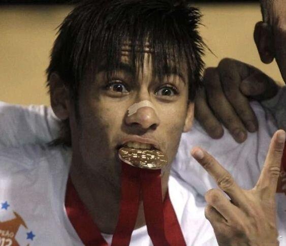 内马尔内马尔 小小马🐎一直不太聪明但始终很明媚 