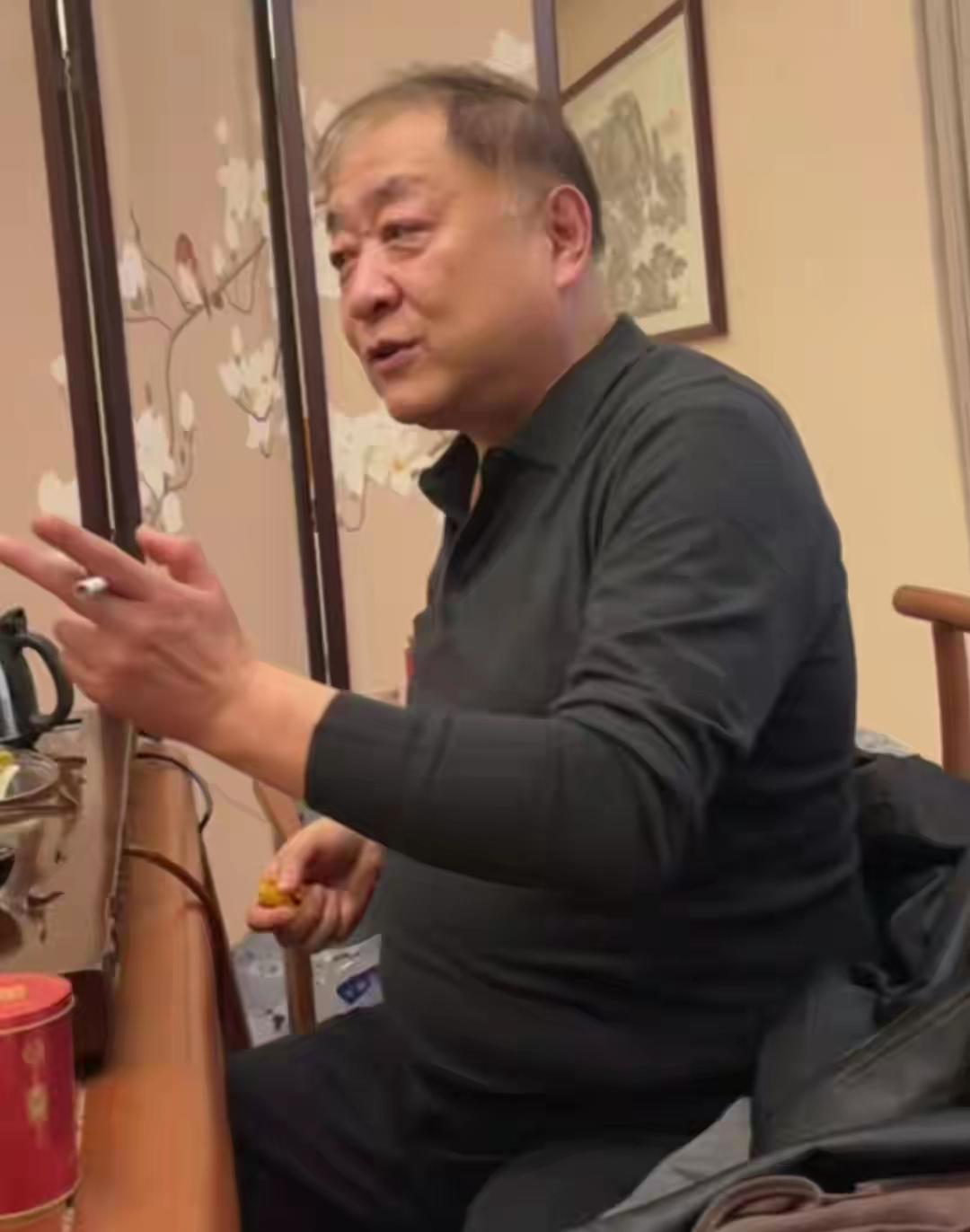 63岁刘斌北京聚会，坐主位烟不离手，63岁丛珊露面，优雅显年轻一众老友在北京这场