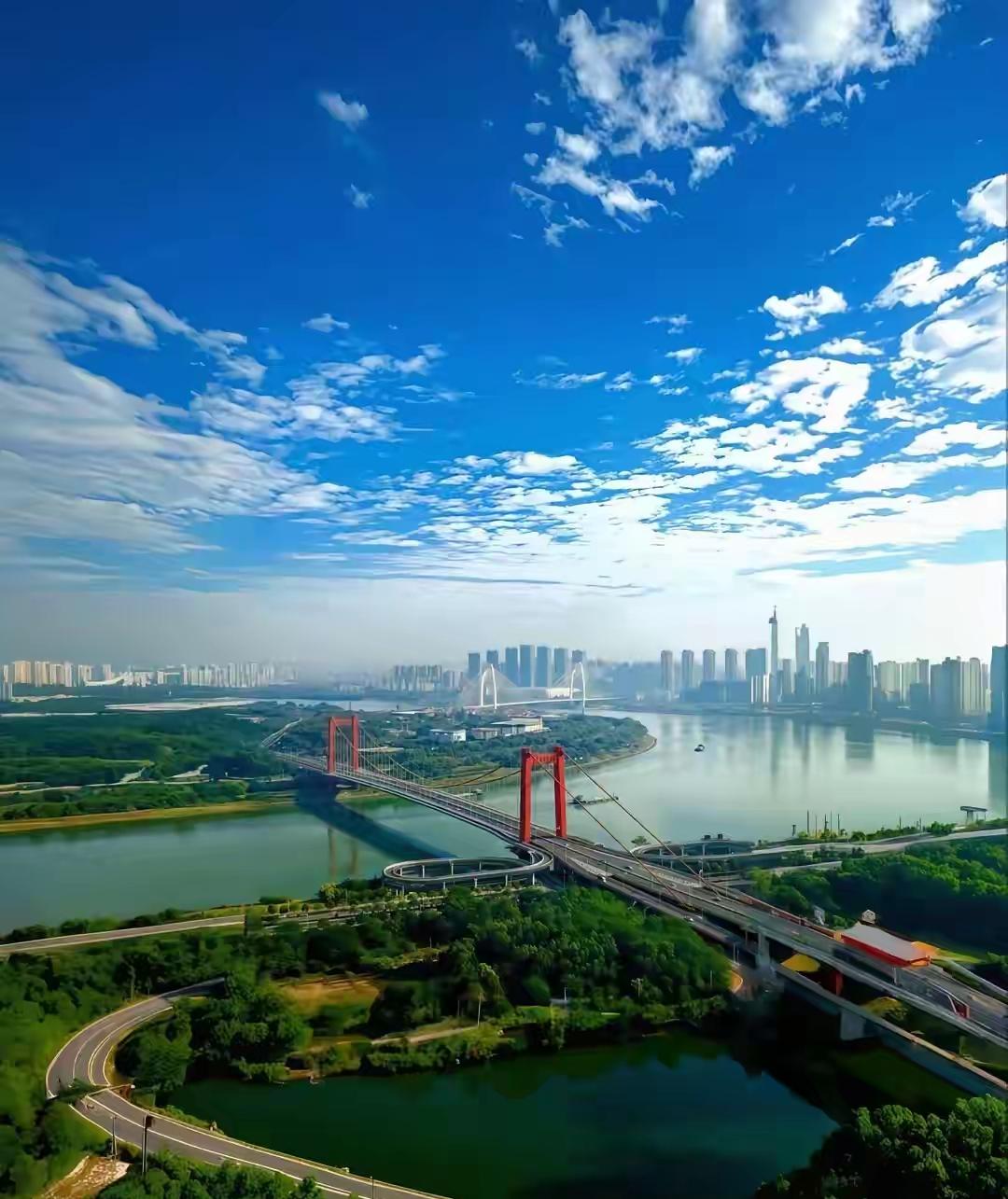 一直以来，柳州24座跨江大桥的数量在广西稳坐第一，一座座横跨江面的桥不仅是交通枢