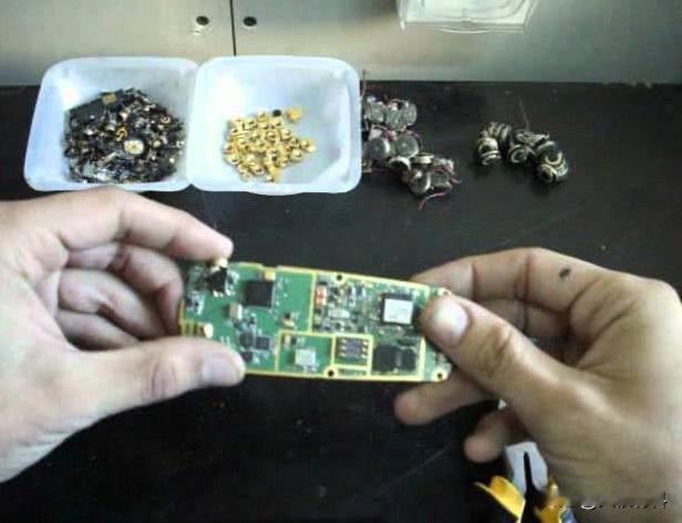 手机可以提炼出黄金吗？一位收废品的大爷告诉我，一吨手机能炼出150克黄金。那么，