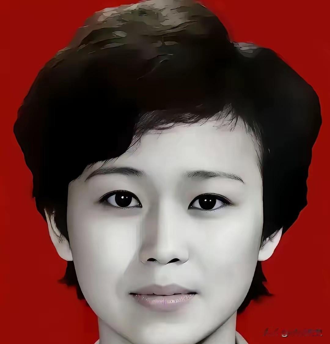 ​​钟惠玲1965年生于云南大理，1983年正式入伍，起初在陆军医院担任话务兵。