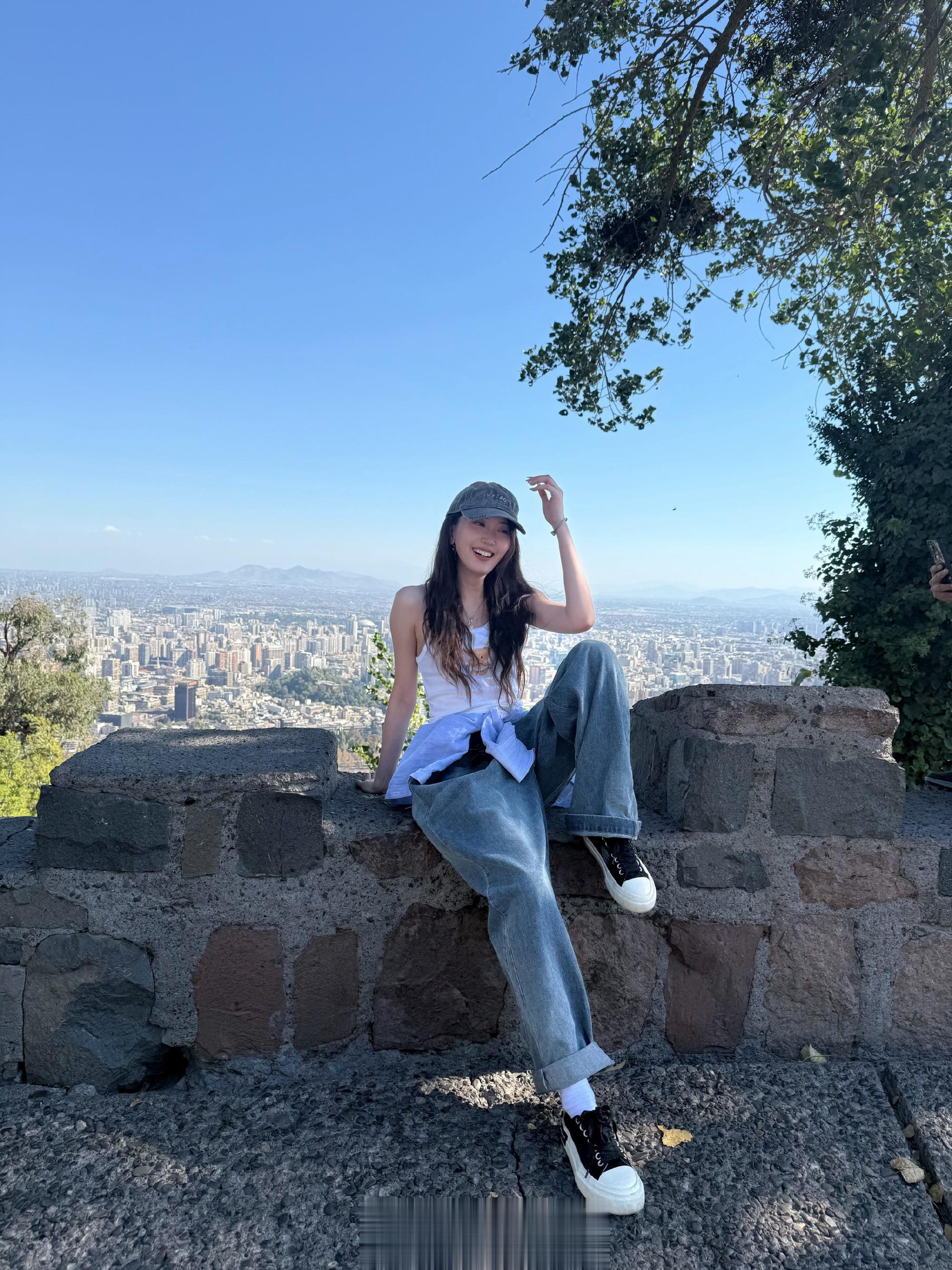 主持唯嘉晒照：在圣母山被日光拥吻，王姐晒成棕色版