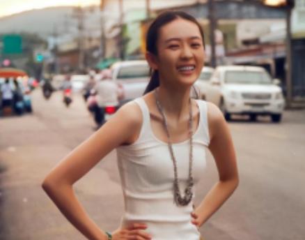 2003年，张国立的儿子张默，在中戏门口殴打女友童瑶，18岁的童谣被打到跪地求饶