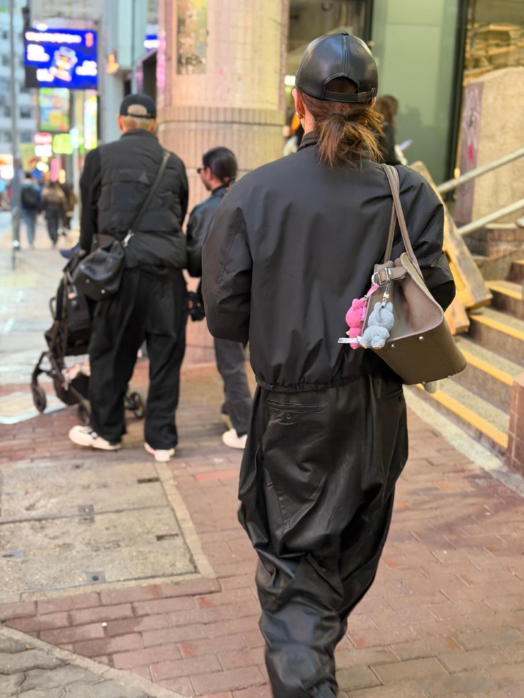 香港街头偶遇戚薇李承铉一家四口香港偶遇戚薇李承铉一家四口逛街 香港街头偶遇戚薇李