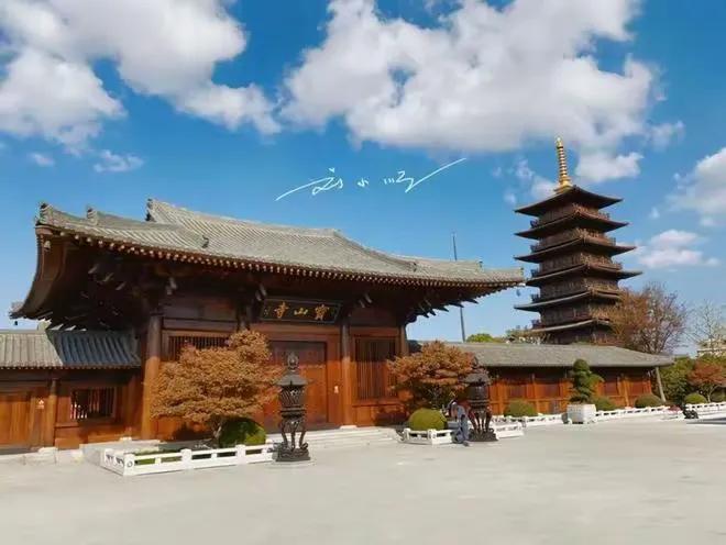 上海除了“静安寺”之外，还有另一座与区名相同的寺庙，那就是“宝山寺”。

“宝山