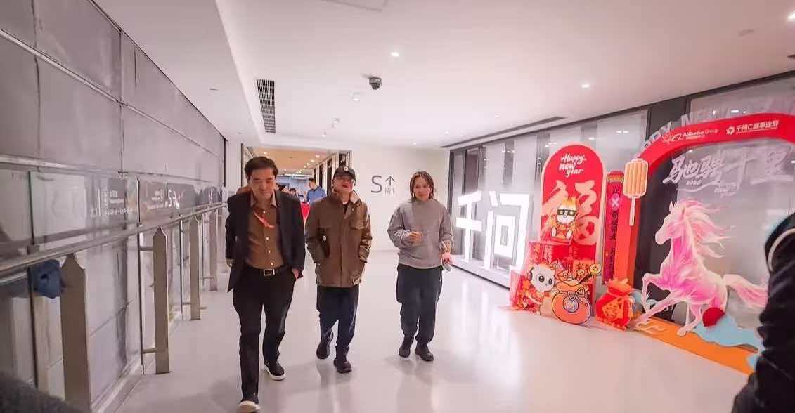马云深夜现身阿里总部 30亿春节请客的手笔，马老师都坐不住亲自回来加油鼓劲了。千