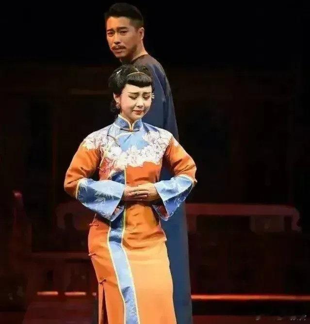 曾经那纯真自然的面容是何等令人喜爱，在娱乐圈中如同一股独特的清泉。不仅如此，还寻