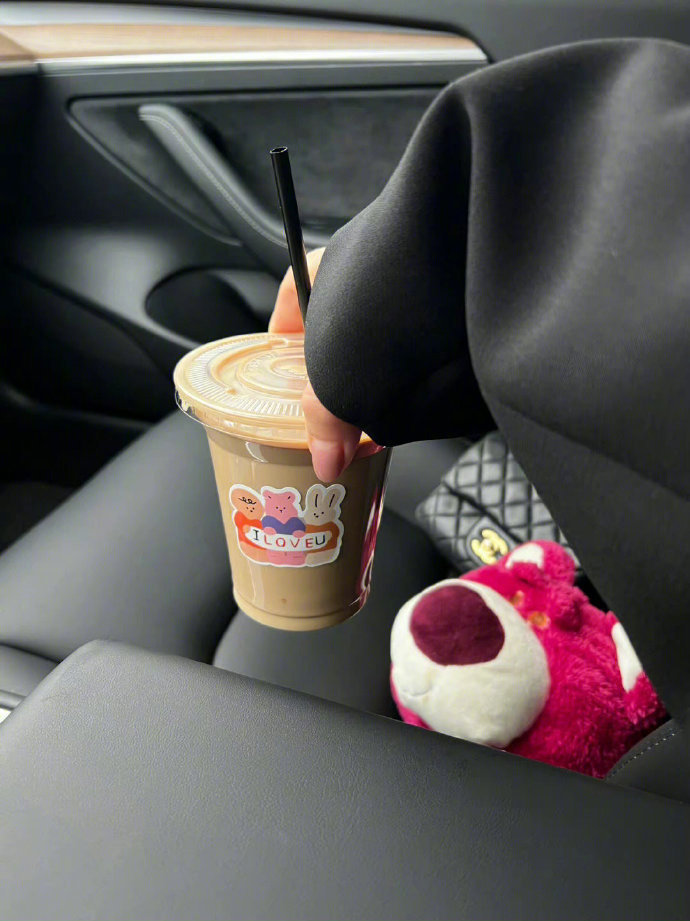 “人生无解 喝杯拿铁 若有心事 来杯美式” 