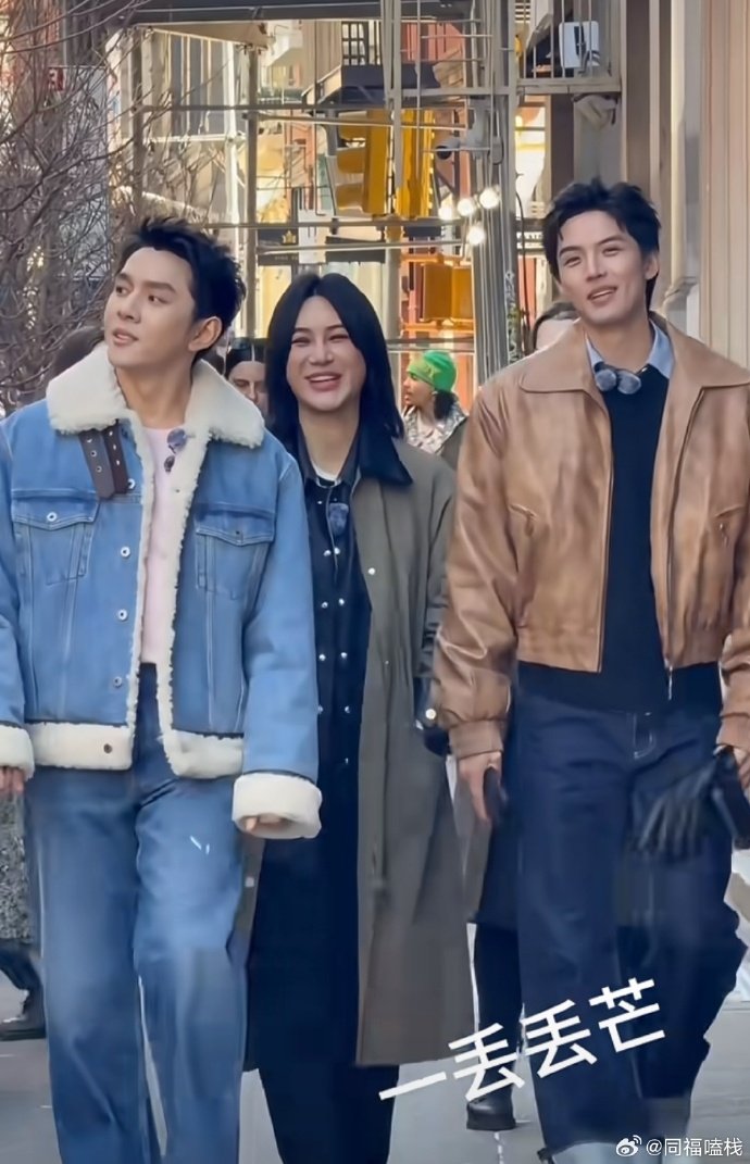 尚雯婕李佳琦周峻炜有无体面的方式 本来期待他们帅气踩点，结果直接趴玻璃上，这操作