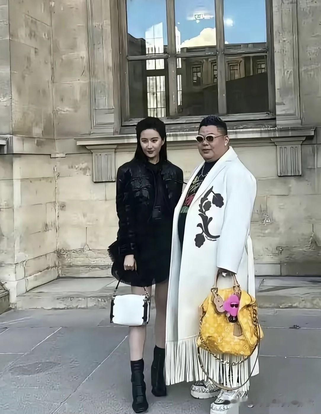 神仙姐姐的气质就是不一样，即使穿搭普通，但她跟谁的合影都是很有范的那种。旁边的这