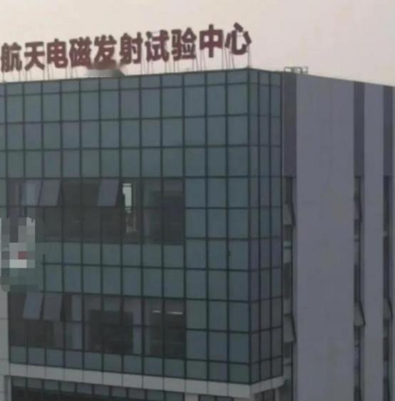 福建舰弹射已服役，

高原轨道连地基都没打，

2公里到底能不能扛住冻土？

马