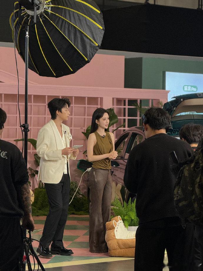 孟子义巧克力一起走红毯谁懂啊，孟子义走红毯还揣着巧克力，又美又接地气，一点架子都