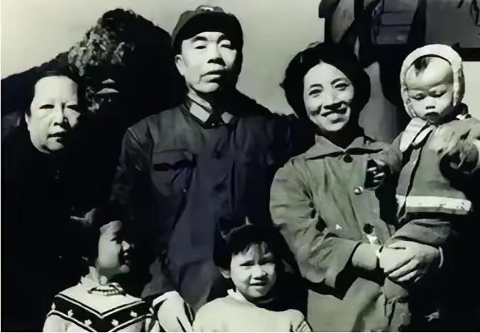 1951年彭老总急匆匆的赶到汉城北岸，却发现五十军已经快被打没了，军长曾泽生对此