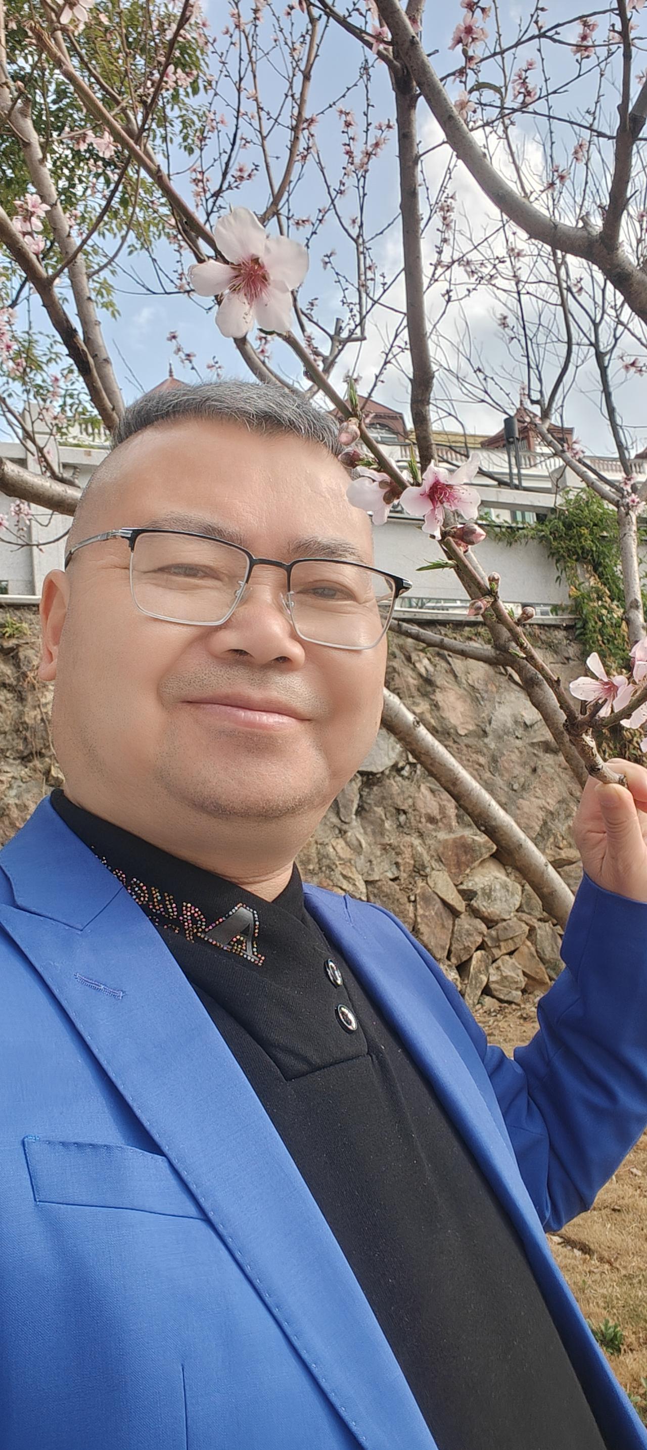 七律•访梅(外三首)
李家宁(中国)
踏雪寻幽涧谷中，相逢何必问穷通。
身临香海