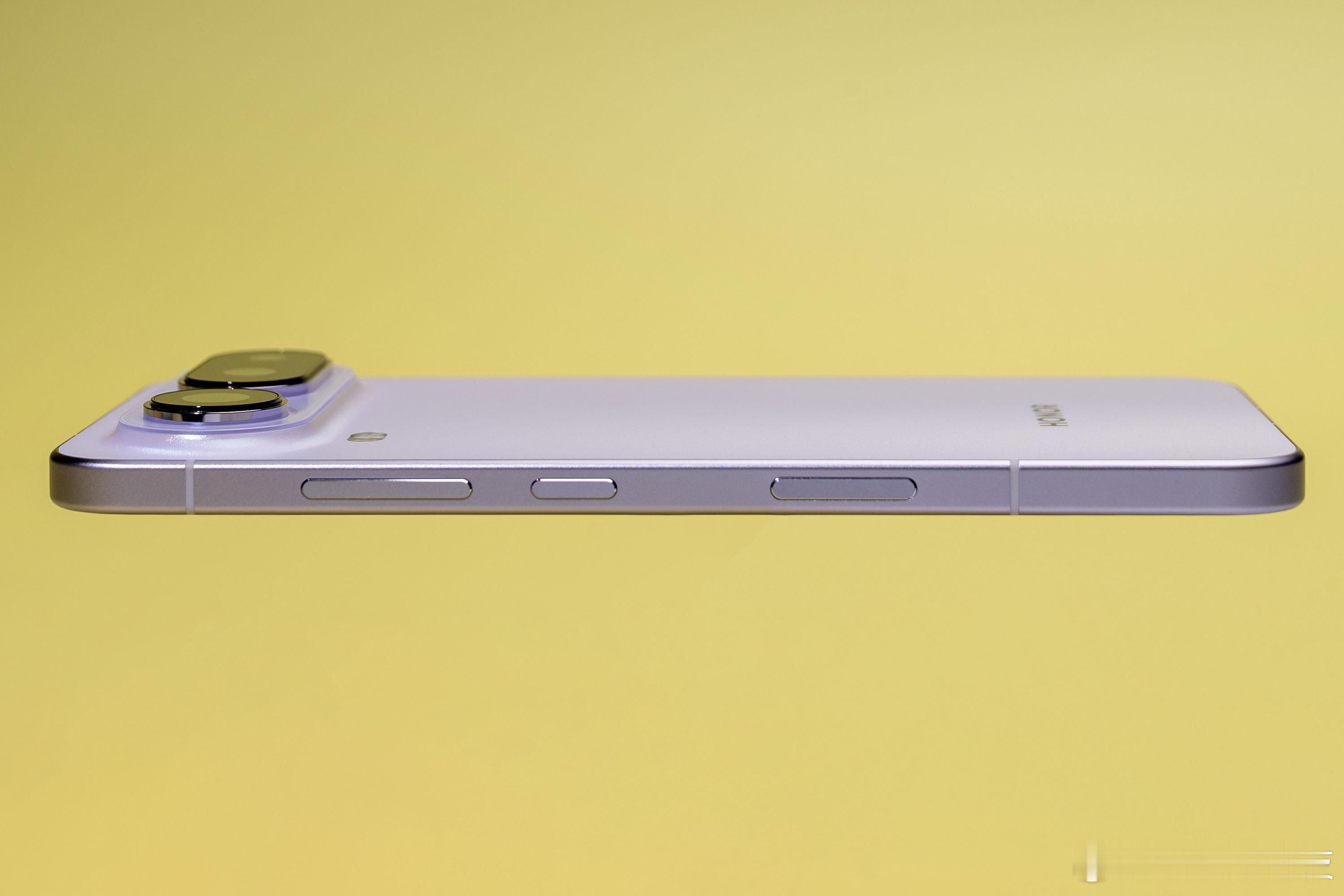 荣耀Magic8 Pro Air带来的是颠覆性的轻盈手感，155g的重量和6.1