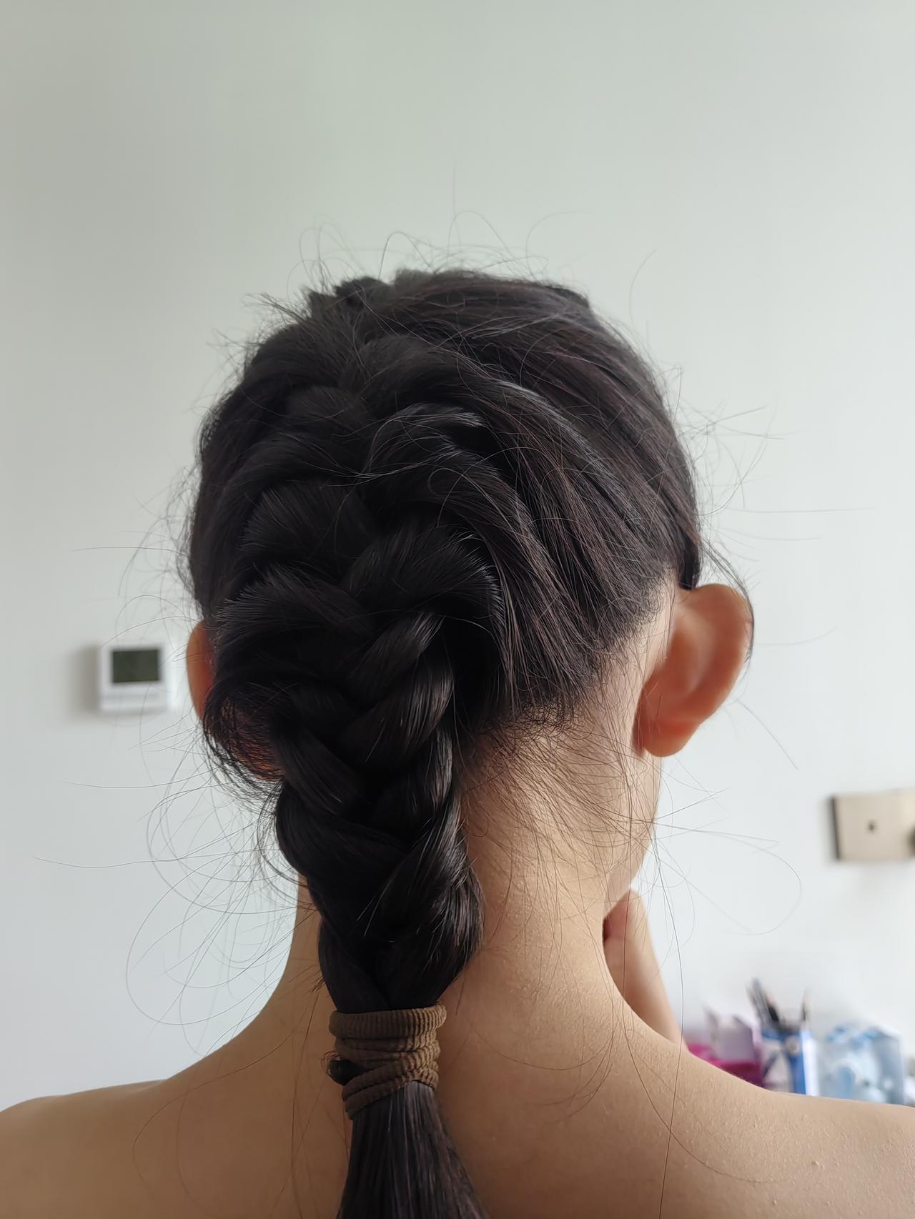 九点多，先给俩孙女编俩大辫子。自己看着真美，孩子们并不喜欢，喜欢披头散发的。
 