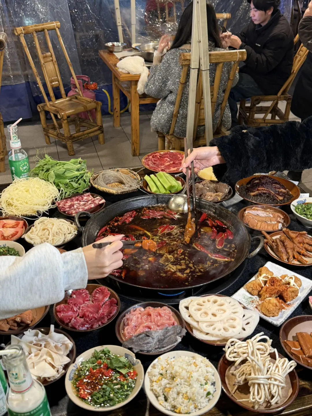 成都本地人扎堆的社区老火锅……
