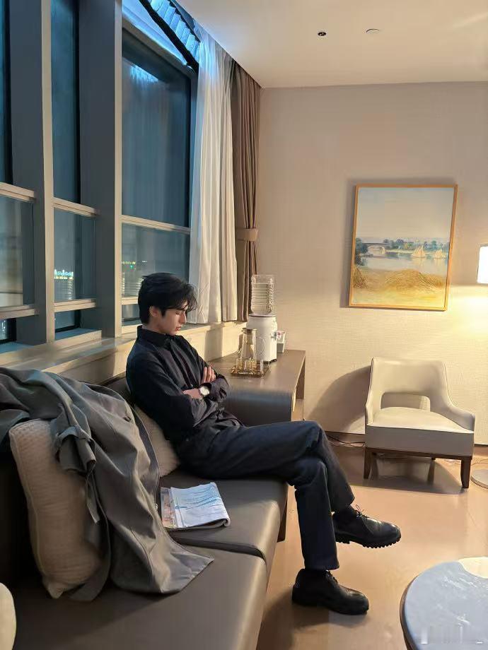 宋威龙 一个本来就很好的人 脸上的疤是年少的纪念，心里的韧是成长的馈赠，他从不是